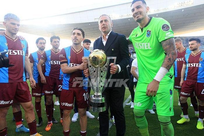 Şampiyon Trabzonspor kupasını İstanbulda da kaldırdı