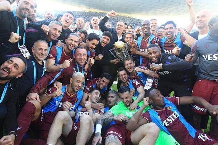 Şampiyon Trabzonspor kupasını İstanbulda da kaldırdı