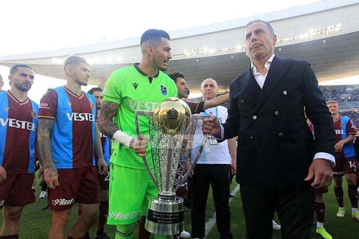 Şampiyon Trabzonspor kupasını İstanbulda da kaldırdı