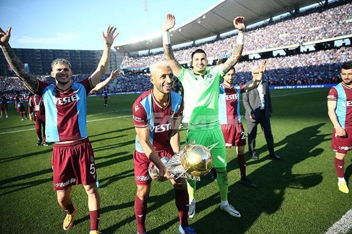 Şampiyon Trabzonspor kupasını İstanbulda da kaldırdı