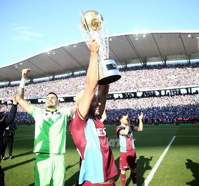 Şampiyon Trabzonspor kupasını İstanbulda da kaldırdı