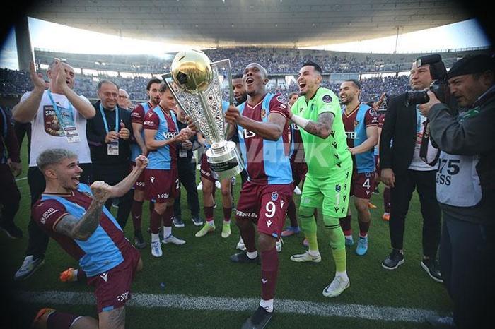 Şampiyon Trabzonspor kupasını İstanbulda da kaldırdı