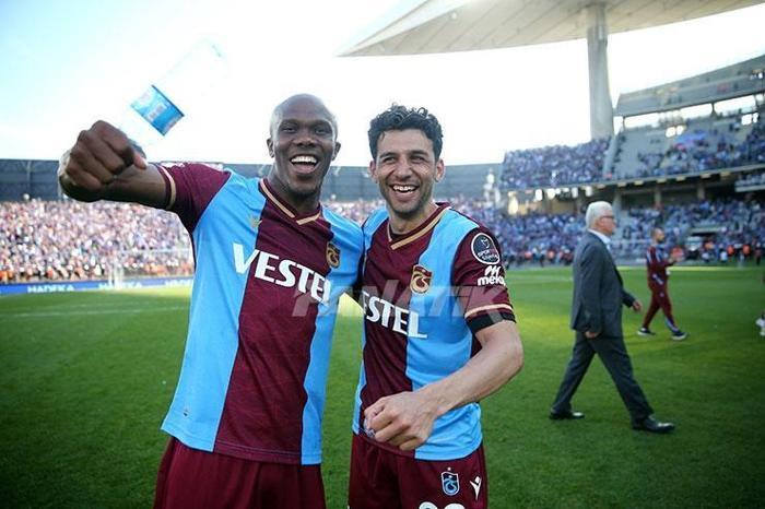 Şampiyon Trabzonspor kupasını İstanbulda da kaldırdı