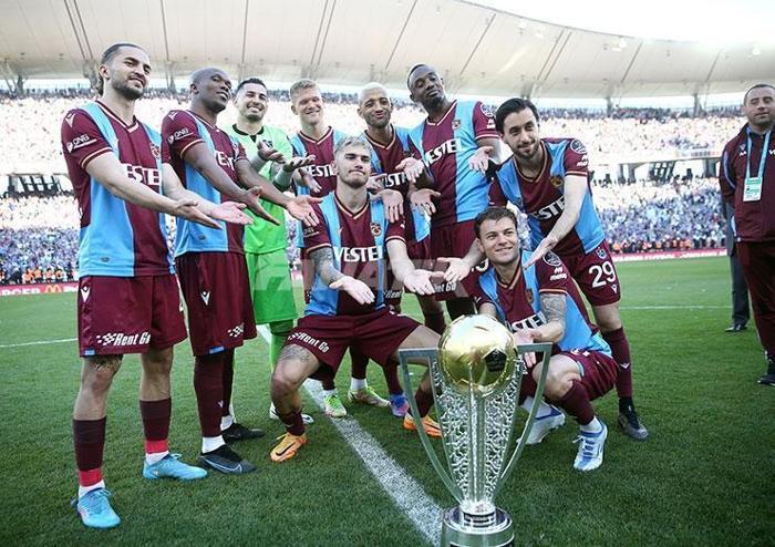 Şampiyon Trabzonspor kupasını İstanbulda da kaldırdı