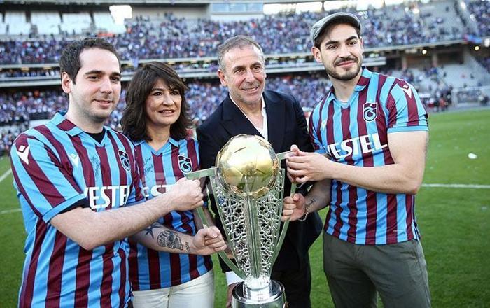 Şampiyon Trabzonspor kupasını İstanbulda da kaldırdı