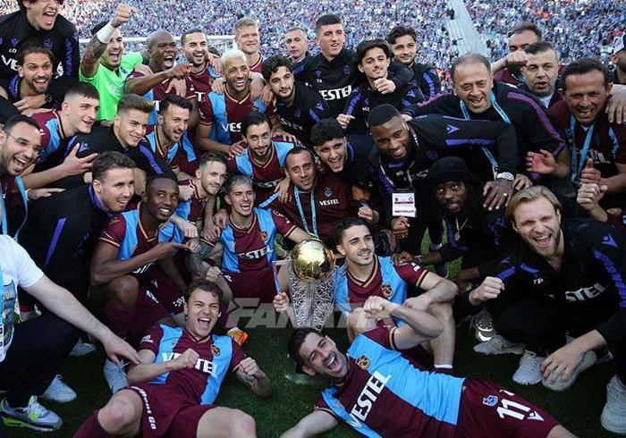 Şampiyon Trabzonspor kupasını İstanbulda da kaldırdı