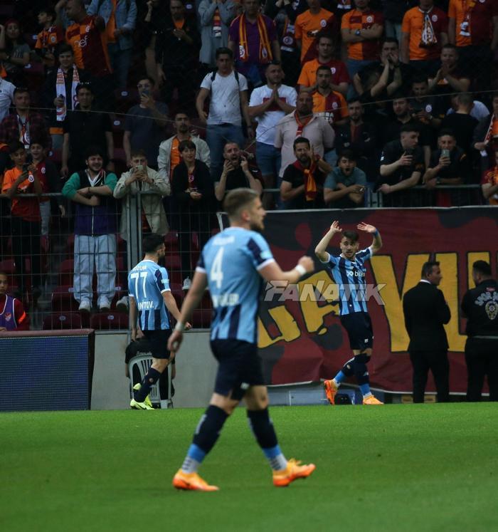 Yunus Akgünden Galatasaray ağlarına 3. gol Sevinmedi, taraftar alkışladı...