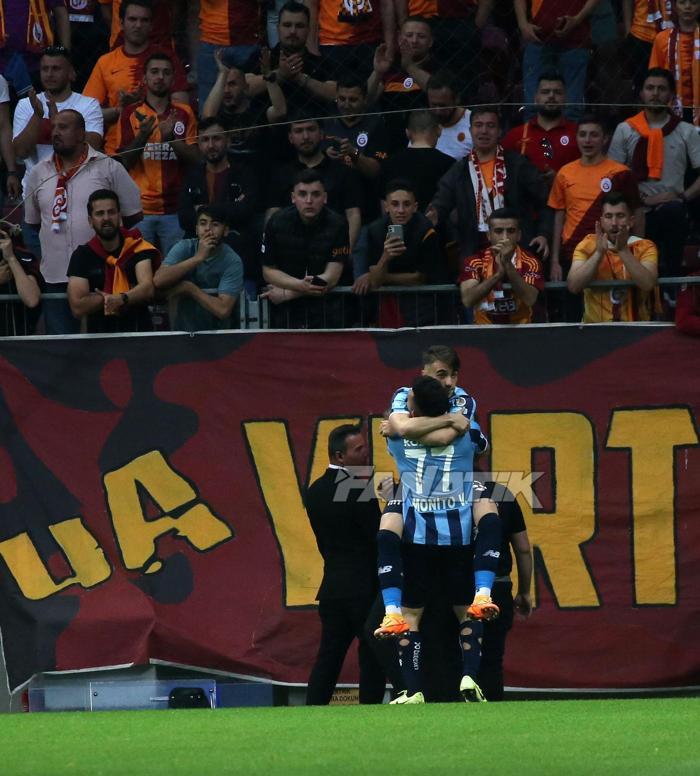 Yunus Akgünden Galatasaray ağlarına 3. gol Sevinmedi, taraftar alkışladı...