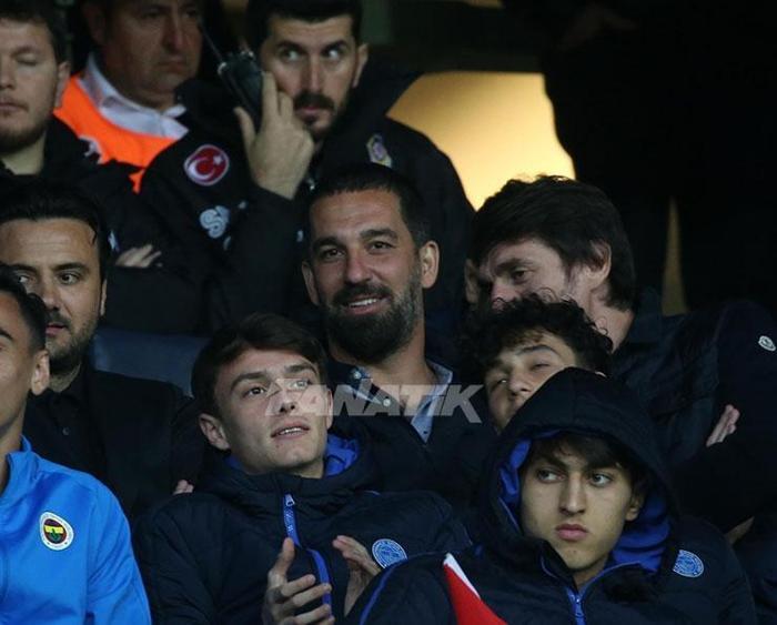 Kadıköyde Arda Turan sürprizi Fenerbahçe-Galatasaray maçını takip etti