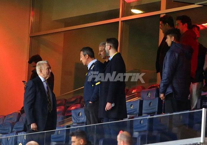 Kadıköyde Arda Turan sürprizi Fenerbahçe-Galatasaray maçını takip etti