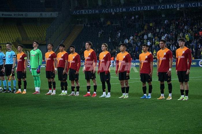 Kadıköyde Arda Turan sürprizi Fenerbahçe-Galatasaray maçını takip etti