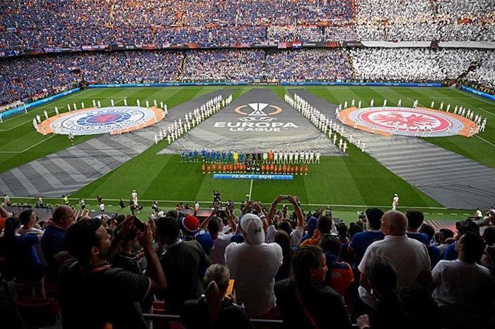 Avrupa Ligi Finalinde tribünler göz kamaştırdı Muhteşem görüntüler