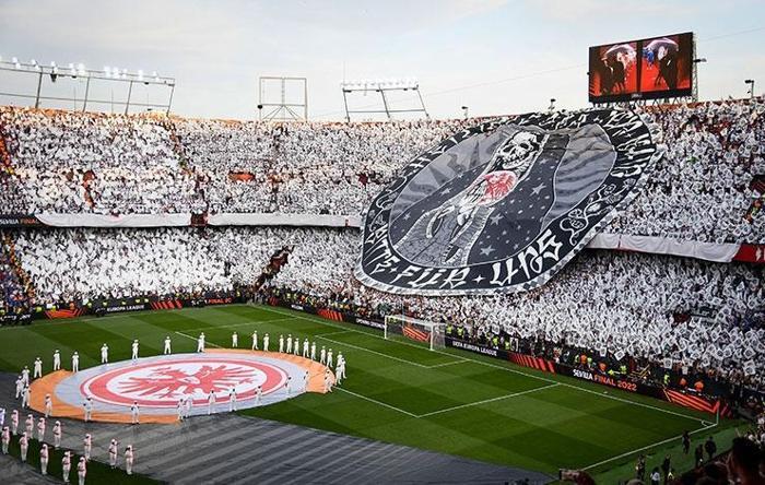 Avrupa Ligi Finalinde tribünler göz kamaştırdı Muhteşem görüntüler