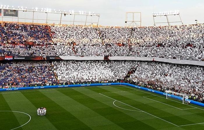 Avrupa Ligi Finalinde tribünler göz kamaştırdı Muhteşem görüntüler