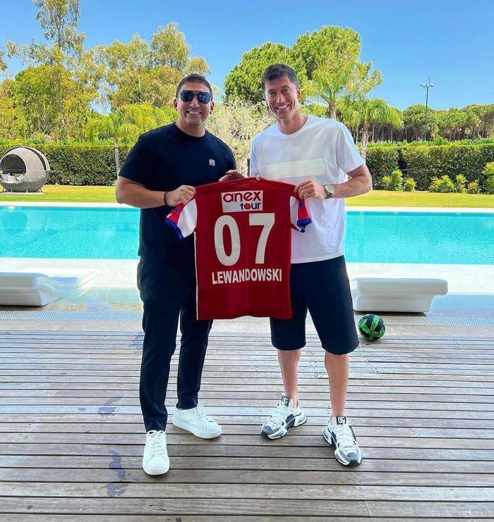 Tatil için Türkiyeyi seçen Lewandowskiye Antalyaspor forması