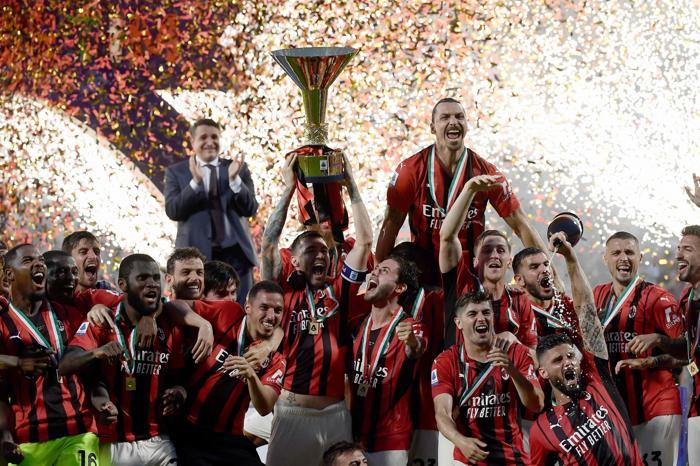 11 yıl sonra Milan şampiyon oldu Zlatan Ibrahimovic kutlamalara damga vurdu