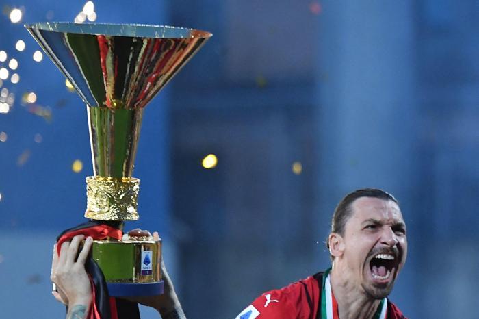11 yıl sonra Milan şampiyon oldu Zlatan Ibrahimovic kutlamalara damga vurdu