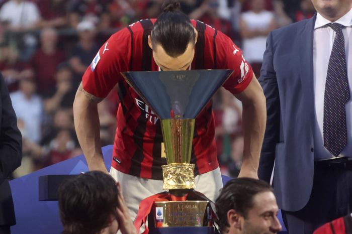 11 yıl sonra Milan şampiyon oldu Zlatan Ibrahimovic kutlamalara damga vurdu