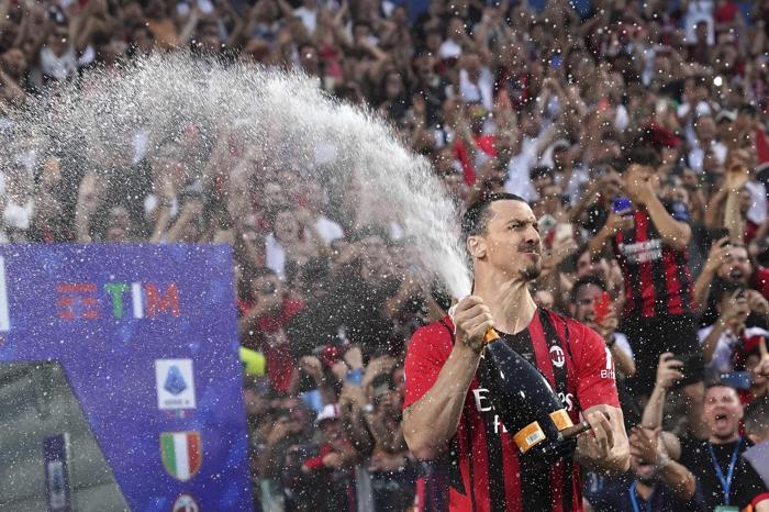 11 yıl sonra Milan şampiyon oldu Zlatan Ibrahimovic kutlamalara damga vurdu