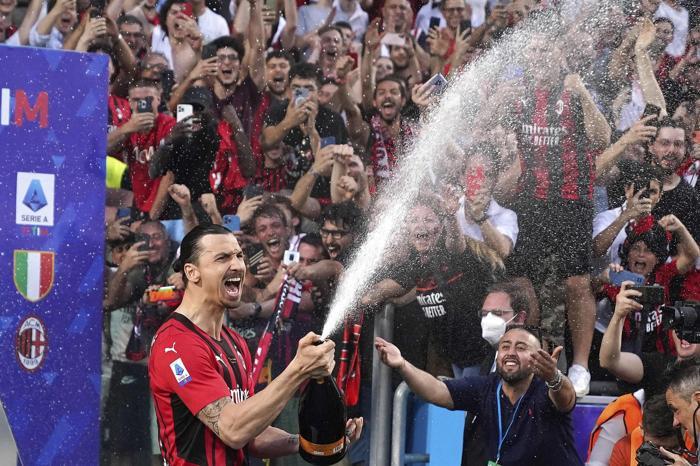 11 yıl sonra Milan şampiyon oldu Zlatan Ibrahimovic kutlamalara damga vurdu