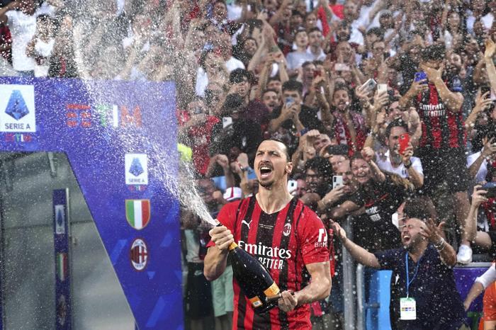 11 yıl sonra Milan şampiyon oldu Zlatan Ibrahimovic kutlamalara damga vurdu