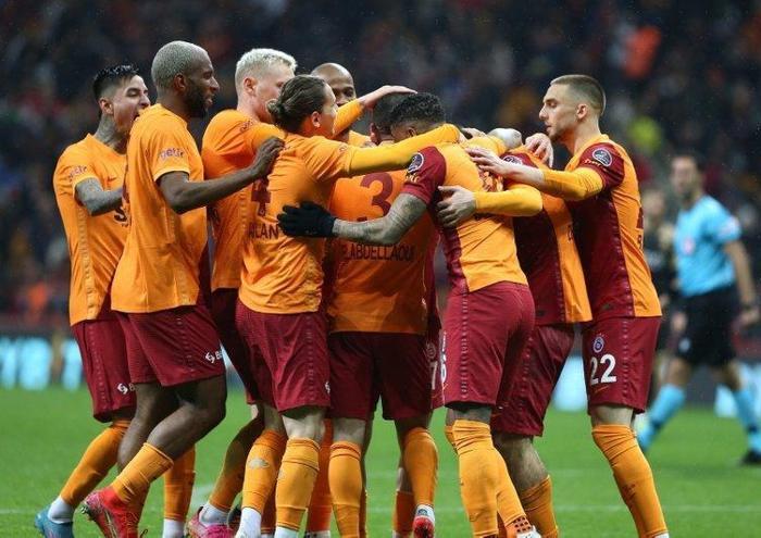 Son dakika Yunus Akgünden kariyer transferi Galatasaray...