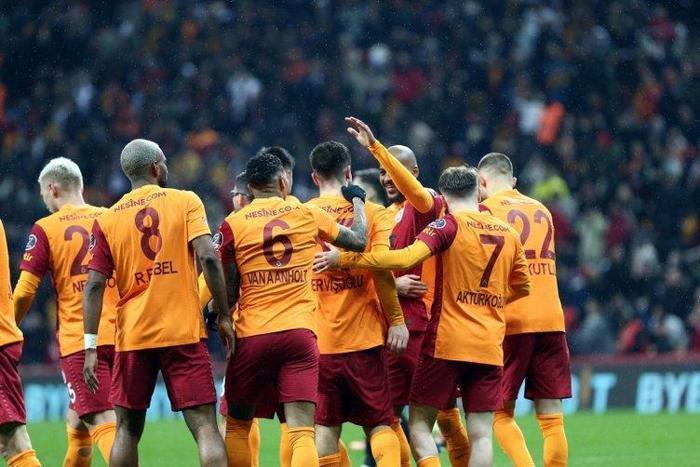 Son dakika Yunus Akgünden kariyer transferi Galatasaray...
