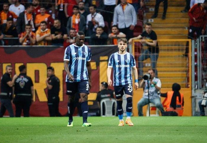 Son dakika Yunus Akgünden kariyer transferi Galatasaray...