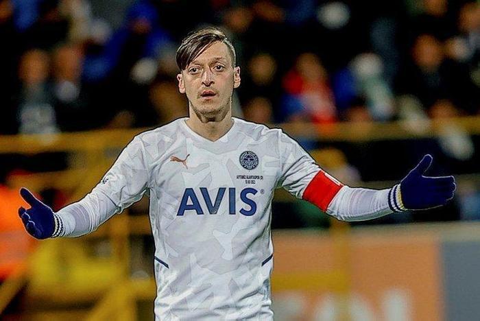 MESUT ÖZİL BEKLEME MODUNDA