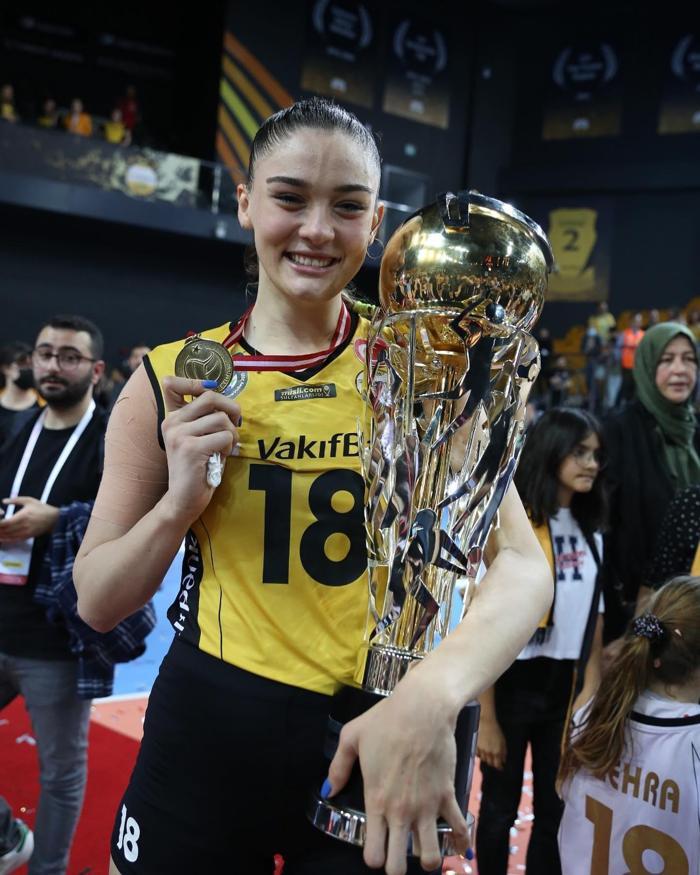 Zehra Güneş ödül törenindeki tarzıyla dikkat çekti