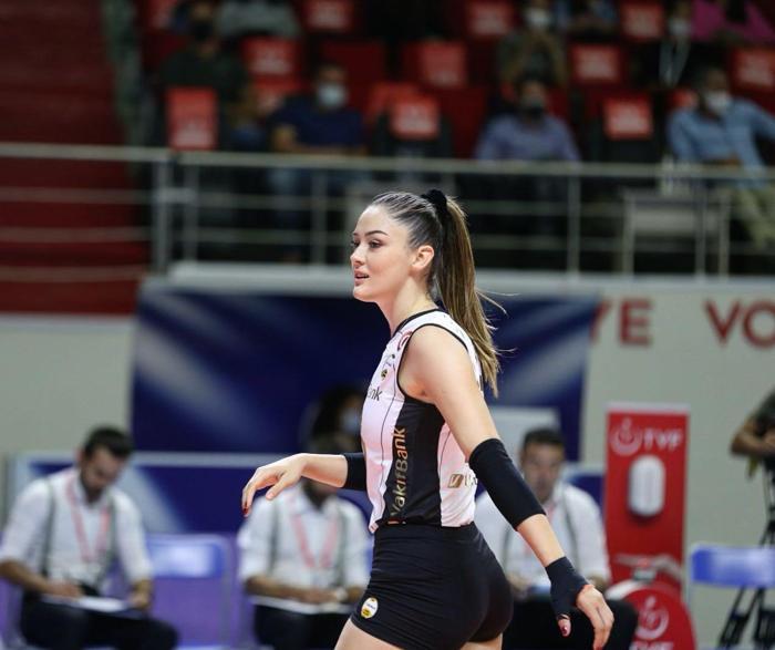 Zehra Güneş ödül törenindeki tarzıyla dikkat çekti