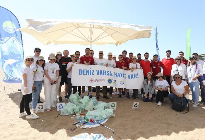 A Milli Futbol Takımı, Riva halk plajında kıyı temizleme etkinliğine katıldı