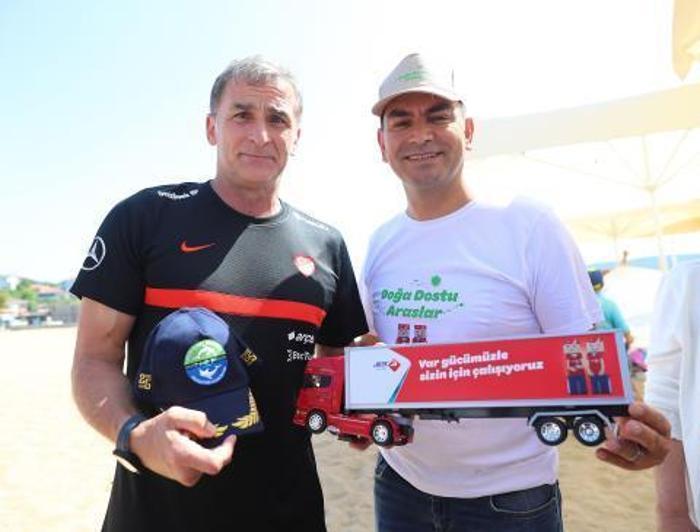 A Milli Futbol Takımı, Riva halk plajında kıyı temizleme etkinliğine katıldı