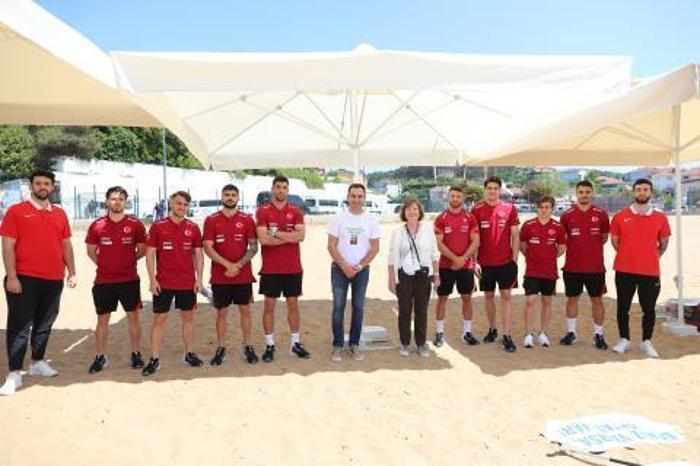 A Milli Futbol Takımı, Riva halk plajında kıyı temizleme etkinliğine katıldı