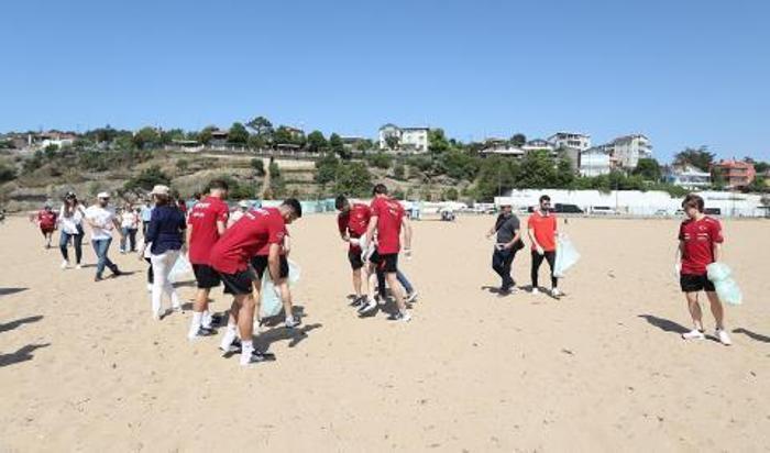 A Milli Futbol Takımı, Riva halk plajında kıyı temizleme etkinliğine katıldı