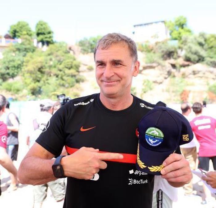 A Milli Futbol Takımı, Riva halk plajında kıyı temizleme etkinliğine katıldı