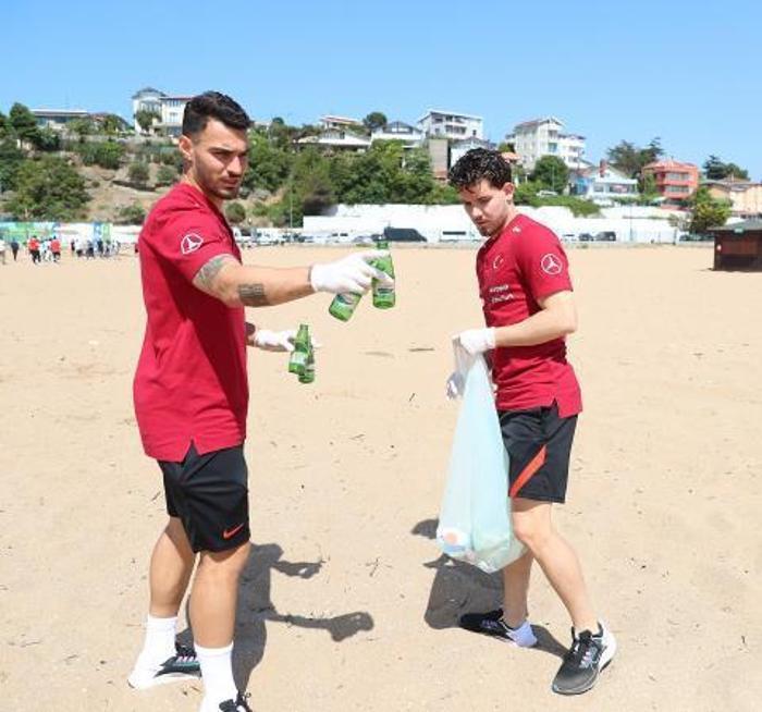 A Milli Futbol Takımı, Riva halk plajında kıyı temizleme etkinliğine katıldı