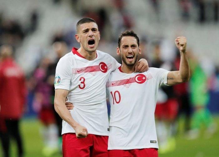 Yılın transfer bombası Hakan Çalhanoğlu ve Merih Demiral Manchester Uniteda transfer oluyor