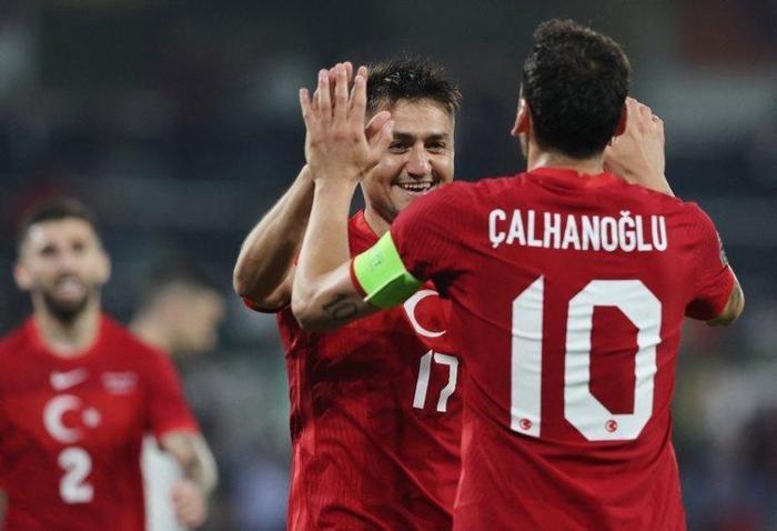 Yılın transfer bombası Hakan Çalhanoğlu ve Merih Demiral Manchester Uniteda transfer oluyor