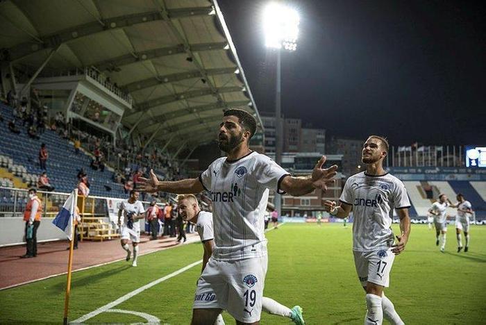 BU SEZON 20 GOL VE 8 ASİSTLE OYNADI