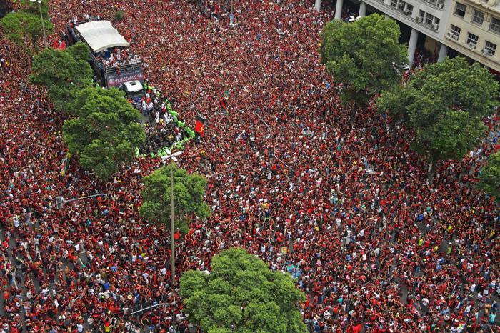Flamengo taraftarı ile polis arasında çatışma