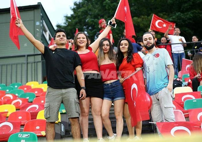 Milli Takıma taraftar desteği Yalnız bırakmadılar
