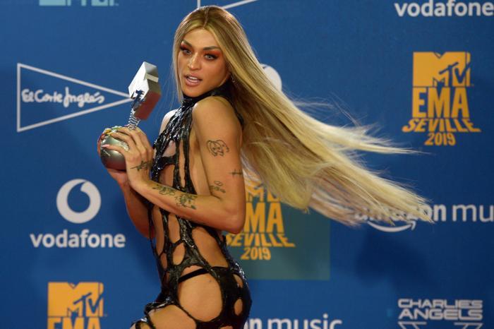 MTV EMA Ödül gecesi kıyafetleri dikkat çekti