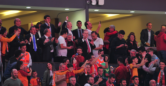 Galatasaray - Fenerbahçe maçından ekrana yansımayanlar...