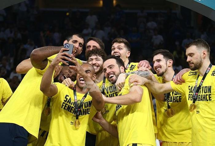 Fenerbahçe Bekoda şampiyonluk coşkusu