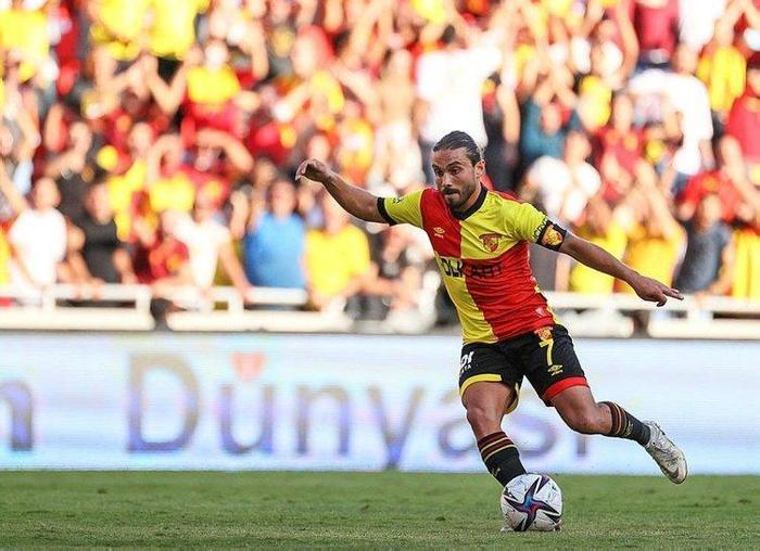 Fenerbahçe Milli futbolcu için devreye girdi İlk görüşme yapıldı