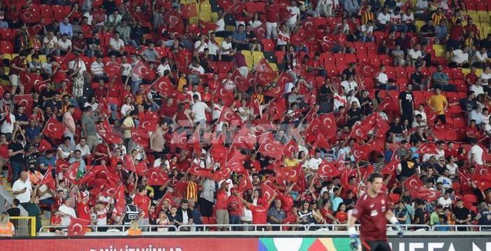 Türkiye - Litvanya maçında tribünler Kırmızı-Beyaz