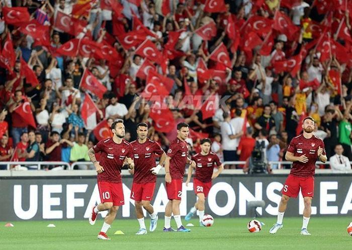 Türkiye - Litvanya maçında tribünler Kırmızı-Beyaz