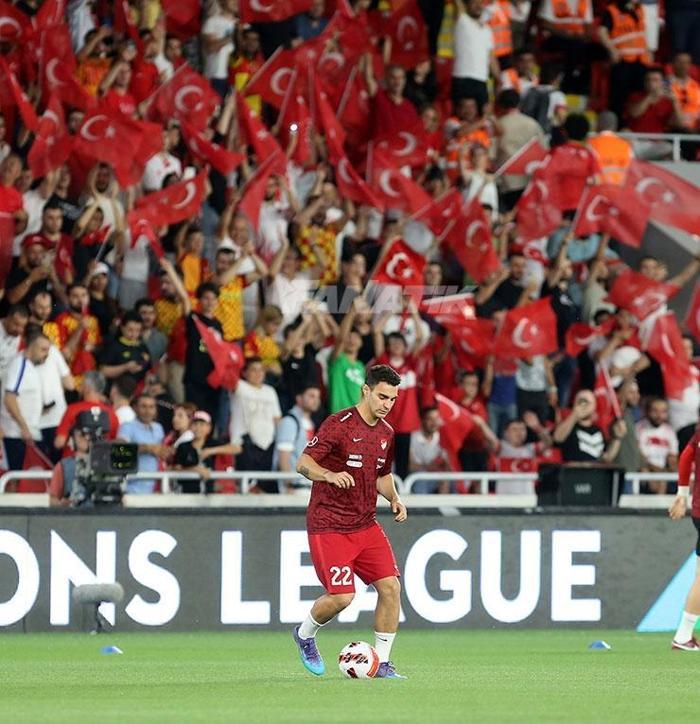 Türkiye - Litvanya maçında tribünler Kırmızı-Beyaz
