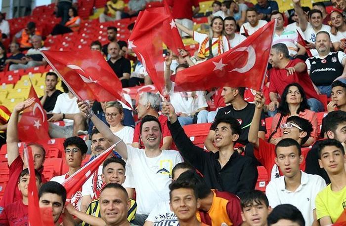 Türkiye - Litvanya maçında tribünler Kırmızı-Beyaz